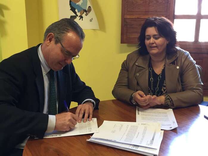 El contrato se firmó este miércoles en la sede del Ayuntamiento (Foto TA)